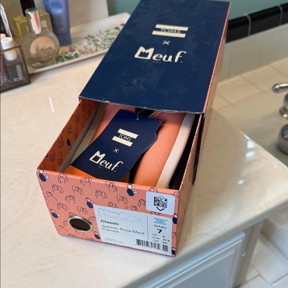 NWT Meuf x Toms Salmon Rose Classic Canvas Slip On Shoes - Picture 9 of 9